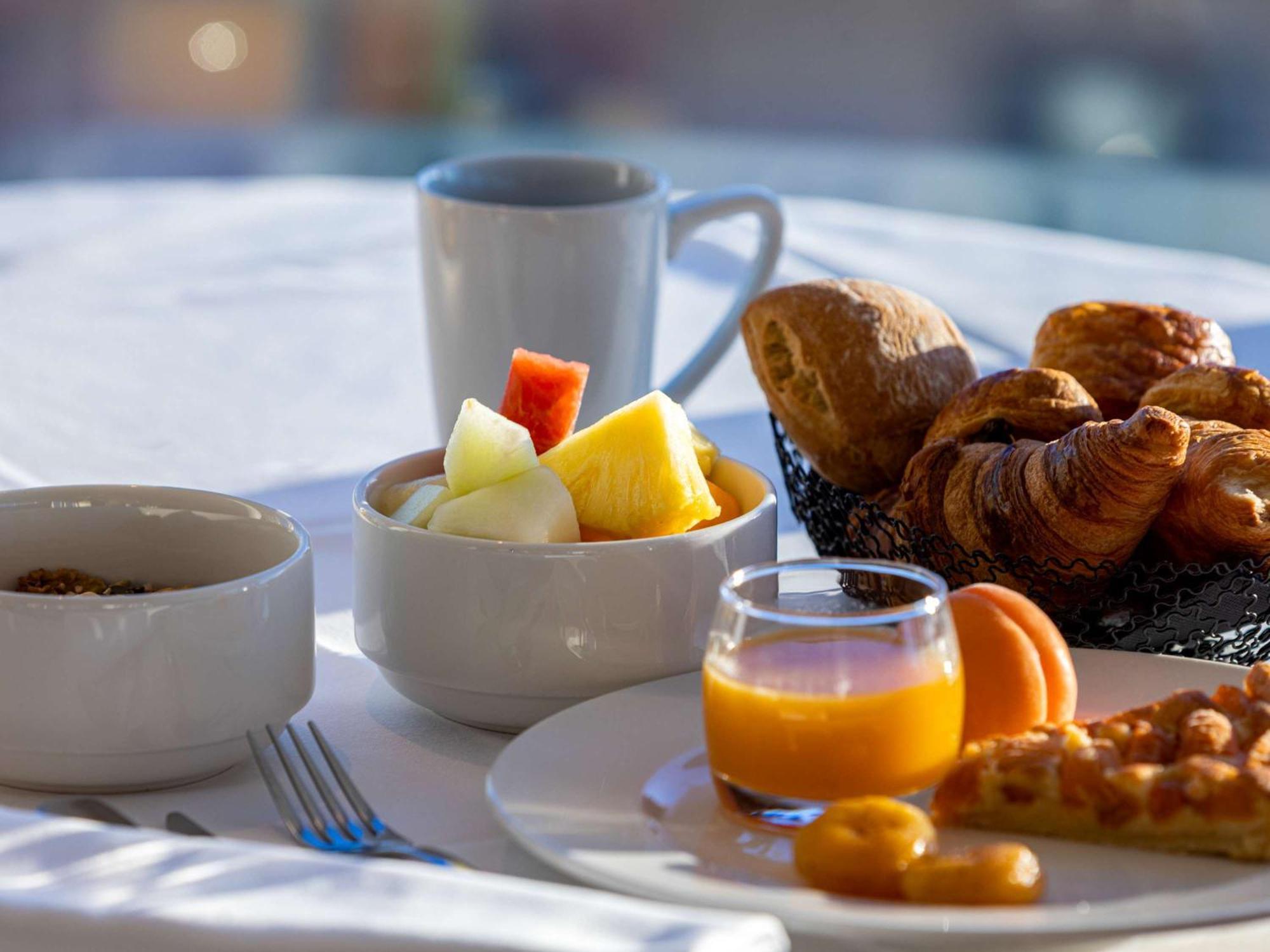 Sofitel Lyon Bellecour Hotel Luaran gambar A continental breakfast