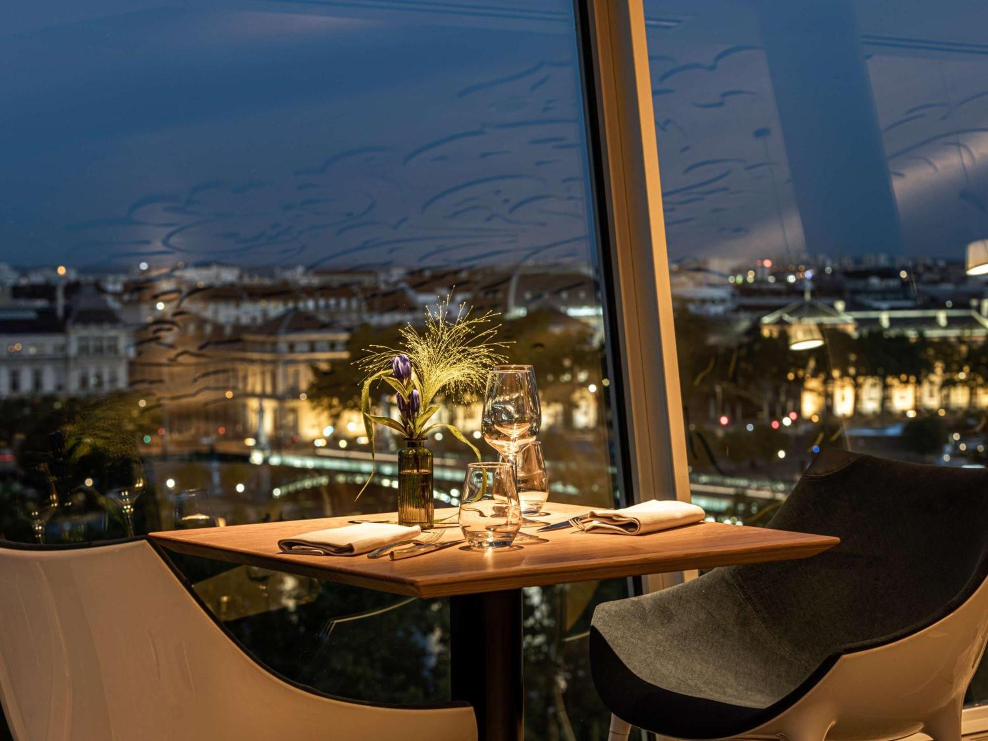 Sofitel Lyon Bellecour Hotel Luaran gambar View from the restaurant