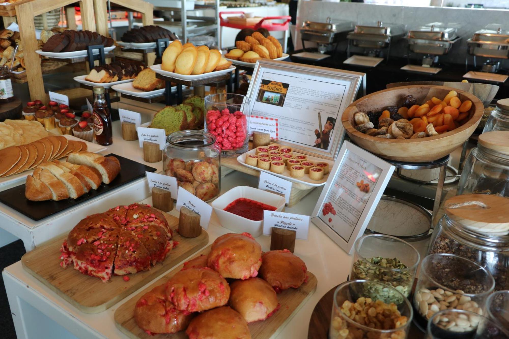 Sofitel Lyon Bellecour Hotel Luaran gambar A selection of pastries at a buffet