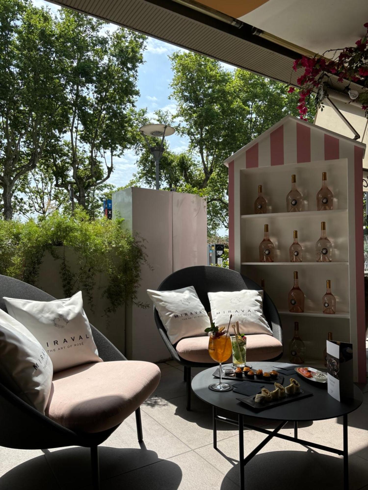 Sofitel Lyon Bellecour Hotel Luaran gambar A cocktail at the Miramar Beach Club